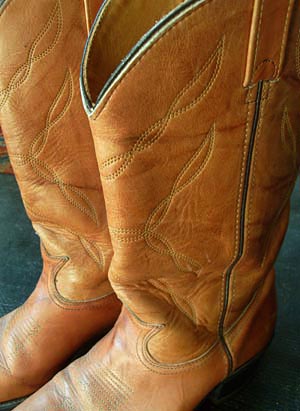 (10 1/2 D) vintage men's cowboy boots. warm orange tone w/ cool stitching