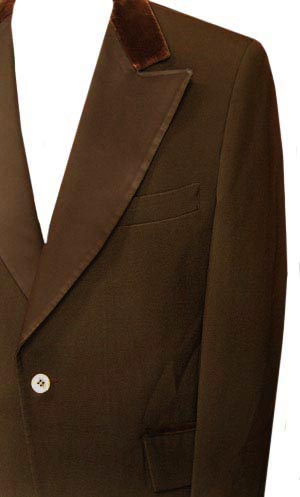 (42) vintage 1970s Tuxedo Jacket. dark brown w/satin lapels, VELVET collar. peak lapels!
