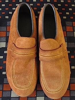 (8) Men's vintage 1970s Light Brown Suede Moccasin Style Loafer w/ Cream Topstitching!