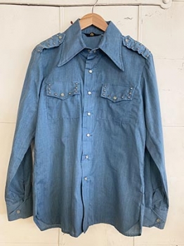 (M) Mens Vintage 70s Denim Western Shirt. Pearl Snaps & Metal Studs!