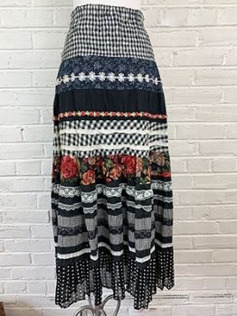 (M/L) Womens Vintage 90s Bohemian Maxi Skirt. Black & White w/ Roses & Lace! As-Is.
